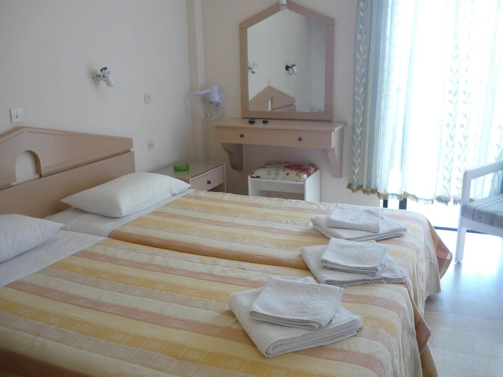 Karina Hotel เวนิทเซส ภายนอก รูปภาพ