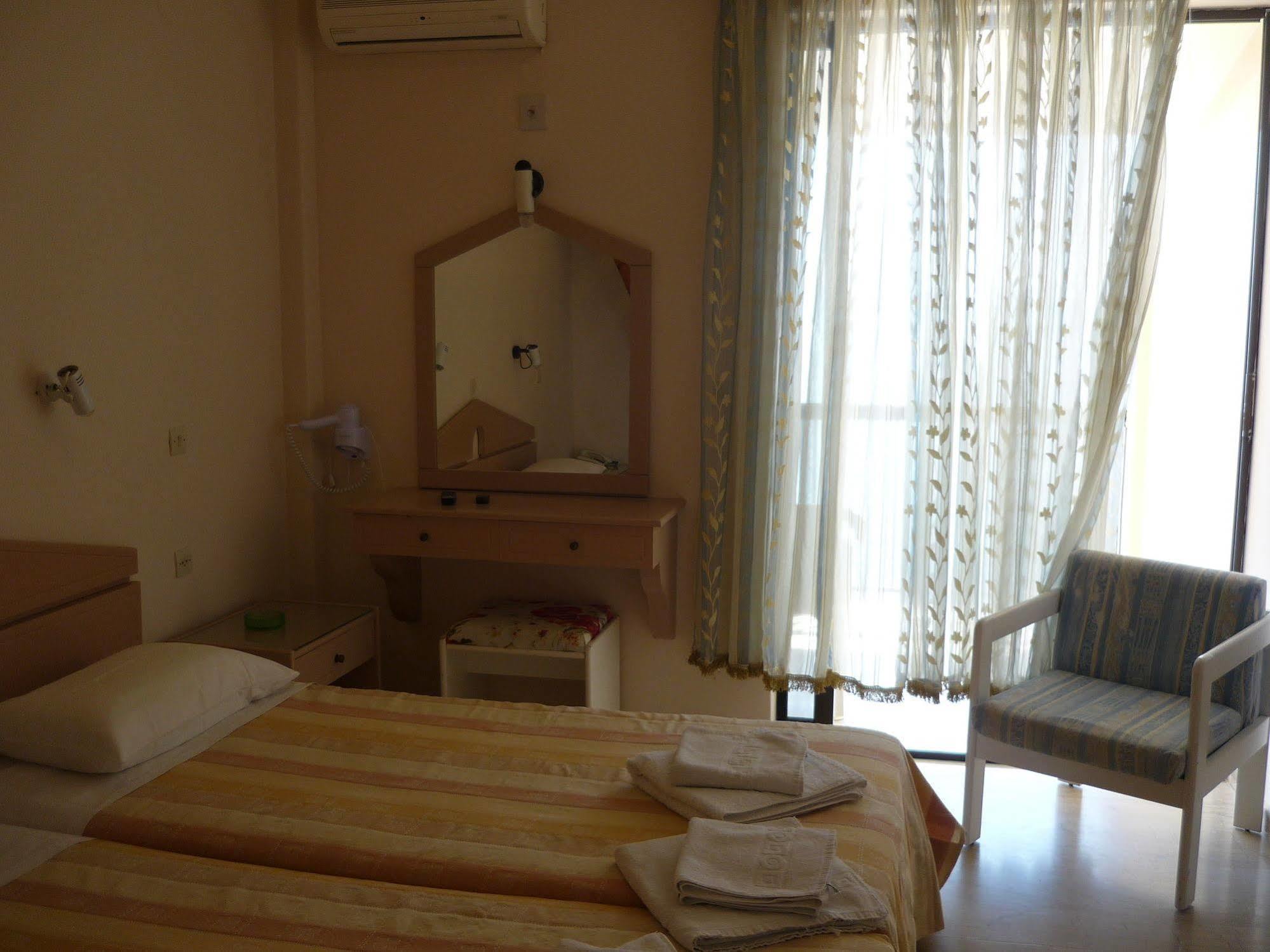 Karina Hotel เวนิทเซส ภายนอก รูปภาพ